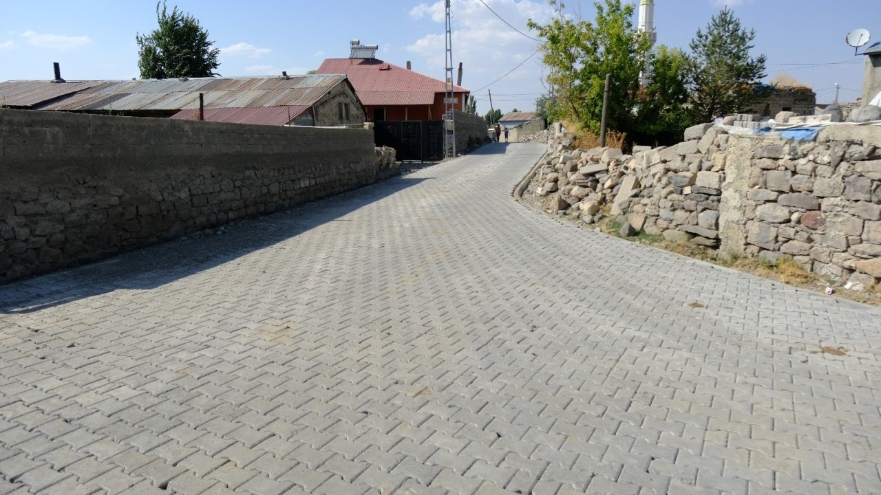 Ağrı Kırsalında Yol Çalışmaları Devam Ediyor
