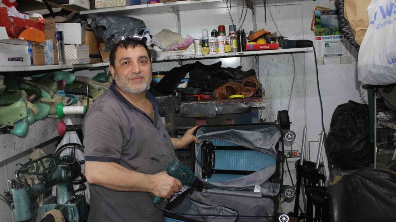 Samsun'da 40 Yıllık Ayakkabı Ustası: "Okullar Açılınca İşler Açılıyor"