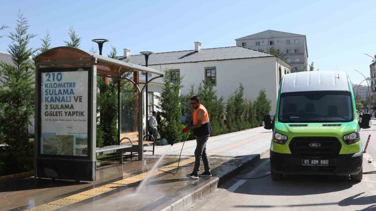 Van'da Otobüs Durakları Mobil Araçlarla Temizleniyor