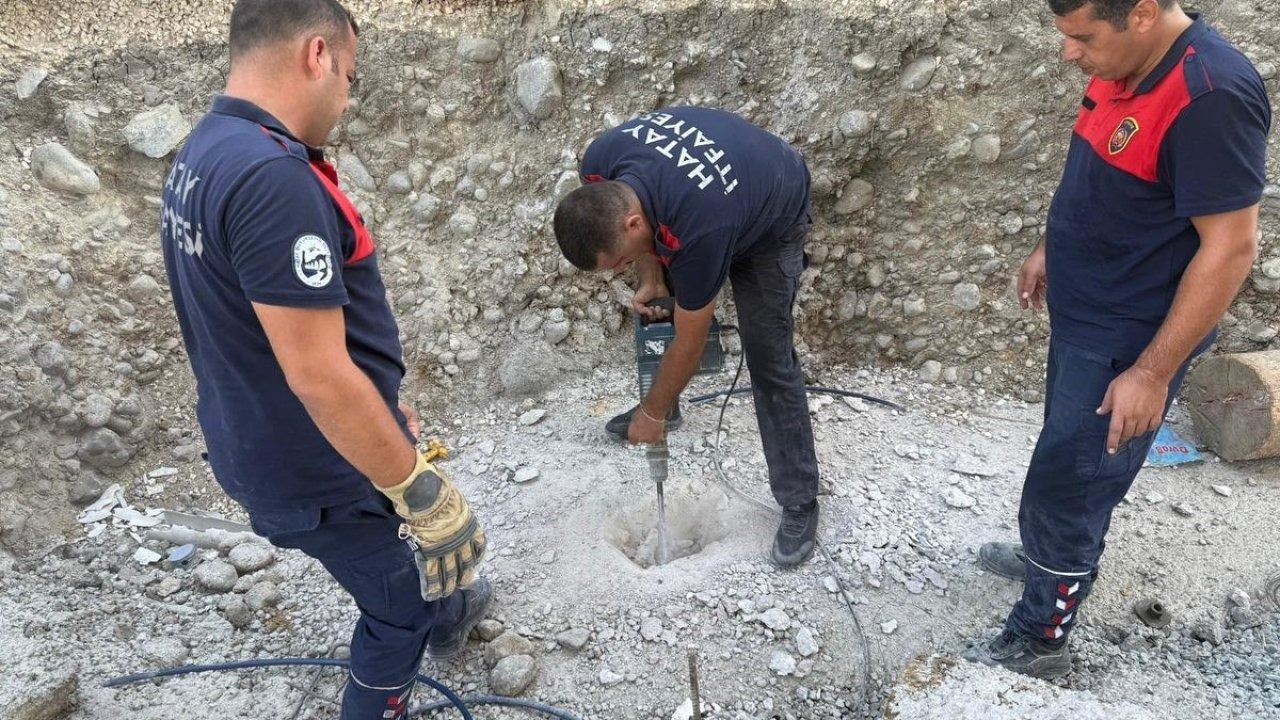 Hatay'da Boruya Sıkışan Yavru Kedi Kurtarıldı