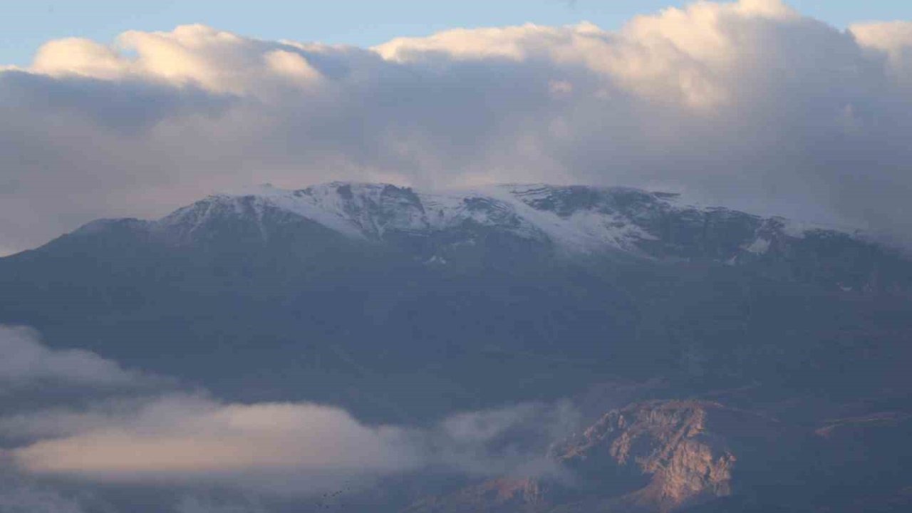 Erzincan'da Yüksek Kesimlere Mevsimin İlk Karı Düştü