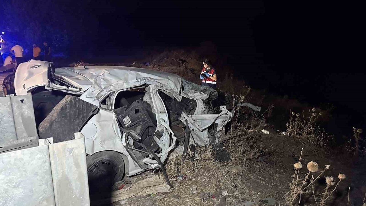 Adıyaman'da Feci Kaza: Ters Şeride Giren Otomobil Tankerle Çarpıştı