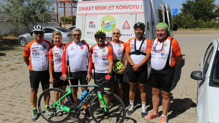 Eğitim İçin Pedal Çeviriyorlar: Gönüllü Bisikletliler Patnos'ta