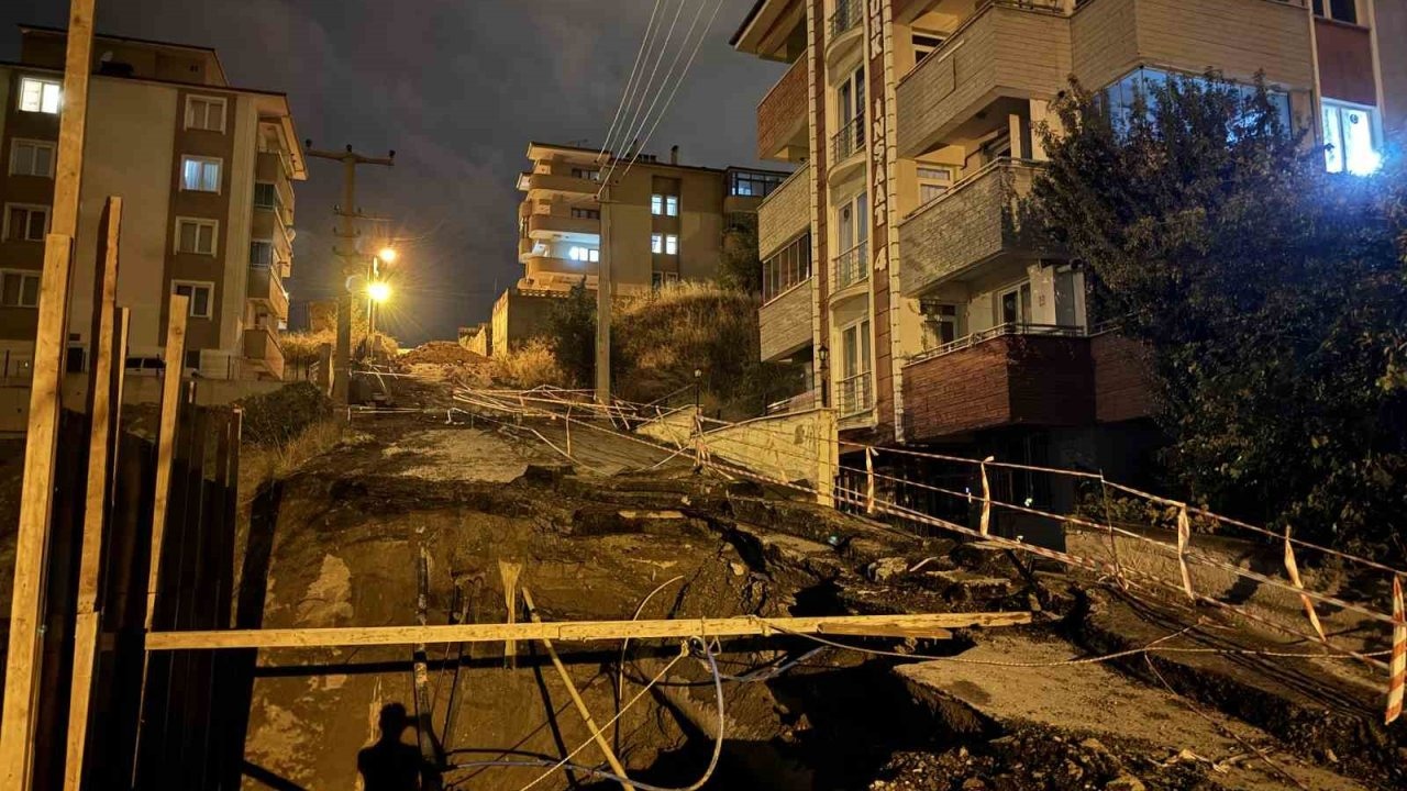 Karabük'te İnşaat Yanındaki Yolun Bir Bölümü Çöktü