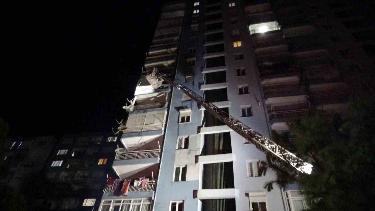 Antalya'da Ocakta Unutulan Yemek Yangına Sebep Oldu: Apartman Sakinleri Sokağa Döküldü