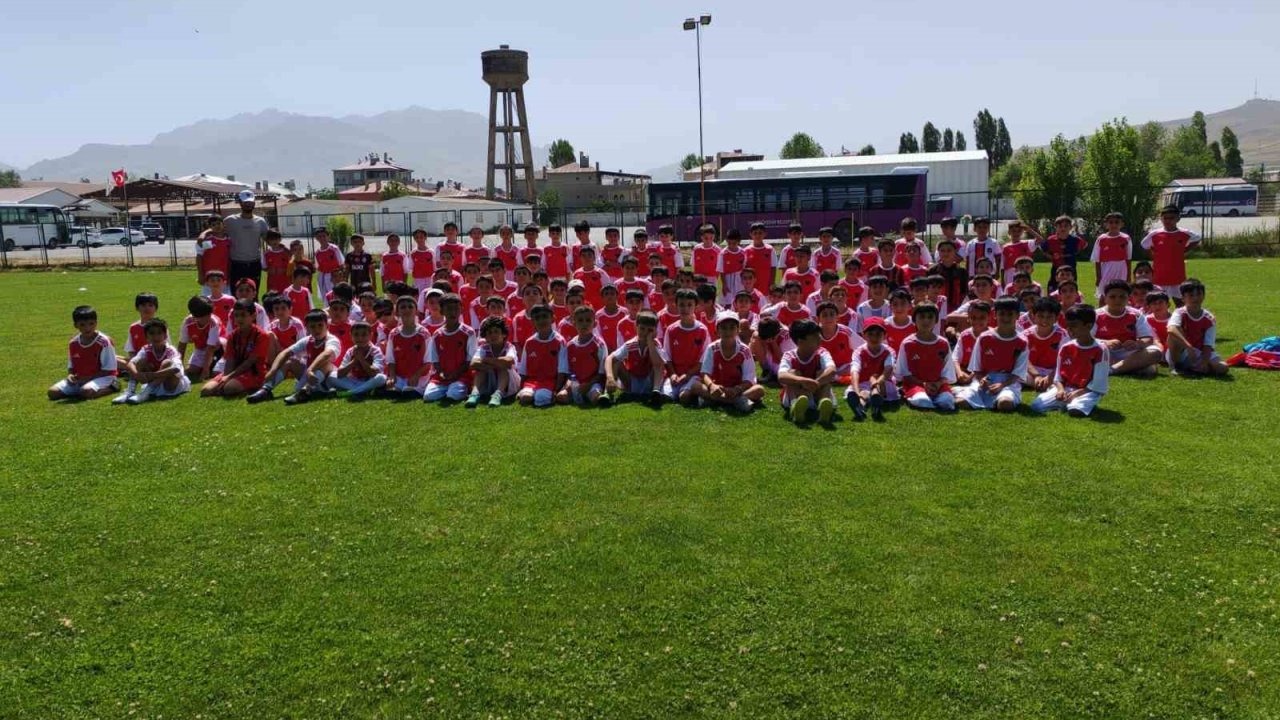 Van Büyükşehir Belediyespor'dan Vanspor'a Altyapı Desteği