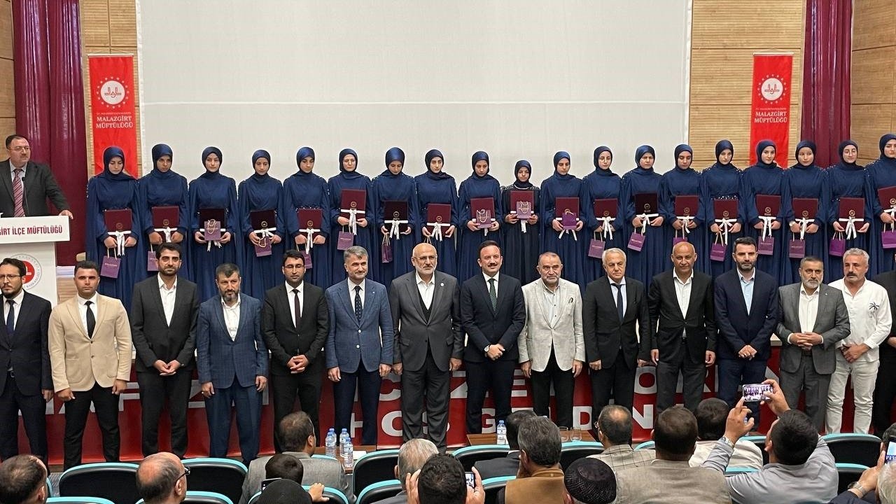 Malazgirt'te 19 Hafız, Düzenlenen Merasimle İcazet Aldı