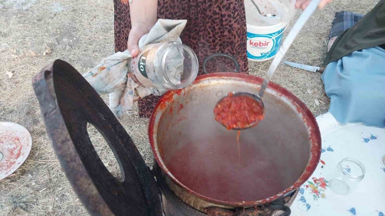 Patnoslu Kadınlar Kışlık Menemen Konservesi Hazırlığına Başladı
