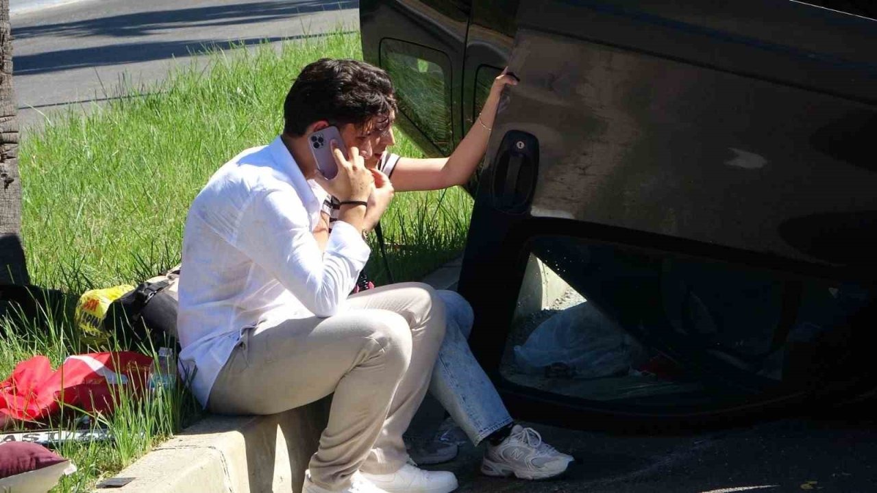 Manavgat'ta Feci Kaza: Ters Dönen Araçtan Fırlayan Türk Bayrağını Jandarma Korumaya Aldı