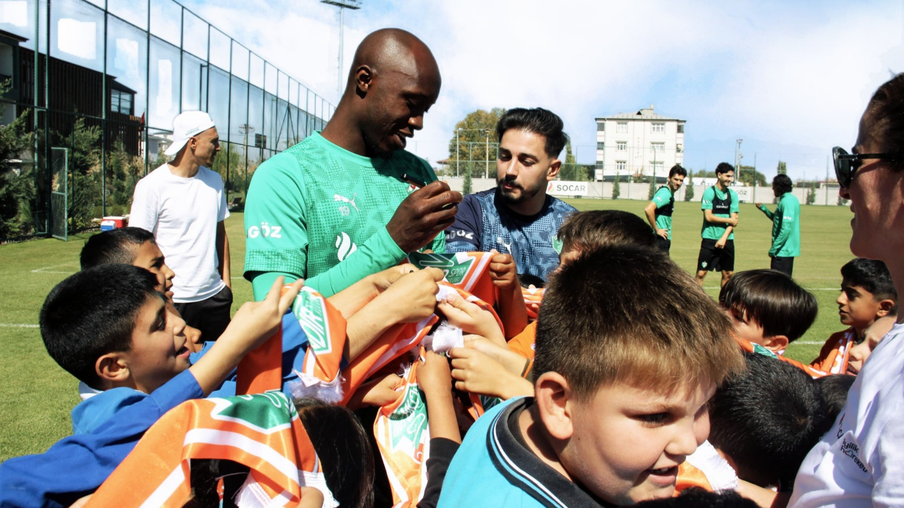 Iğdır'da Anlamlı Buluşma: Köy Okulu Öğrencileri Futbol Kulübü Tesislerinde Ağırlandı