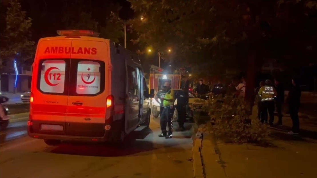 Erzincan'da Kontrolden Çıkan Otomobil Kaldırıma Çıktı: 1 Yaralı