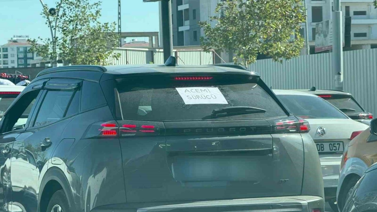 Diyarbakır'da Trafiğe Çıkan Kadın Sürücüden Takdire Şayan Hareket: "Acemi Sürücü" Yazısı Astı