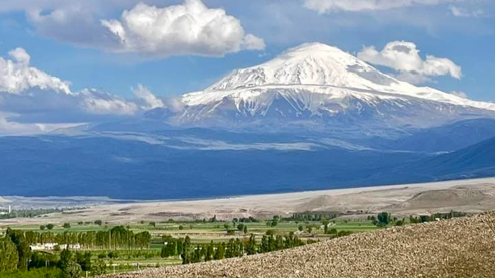 Iğdır'dan Ağrı Dağı'nın Büyüleyici Silüeti: Beyaza Büründü