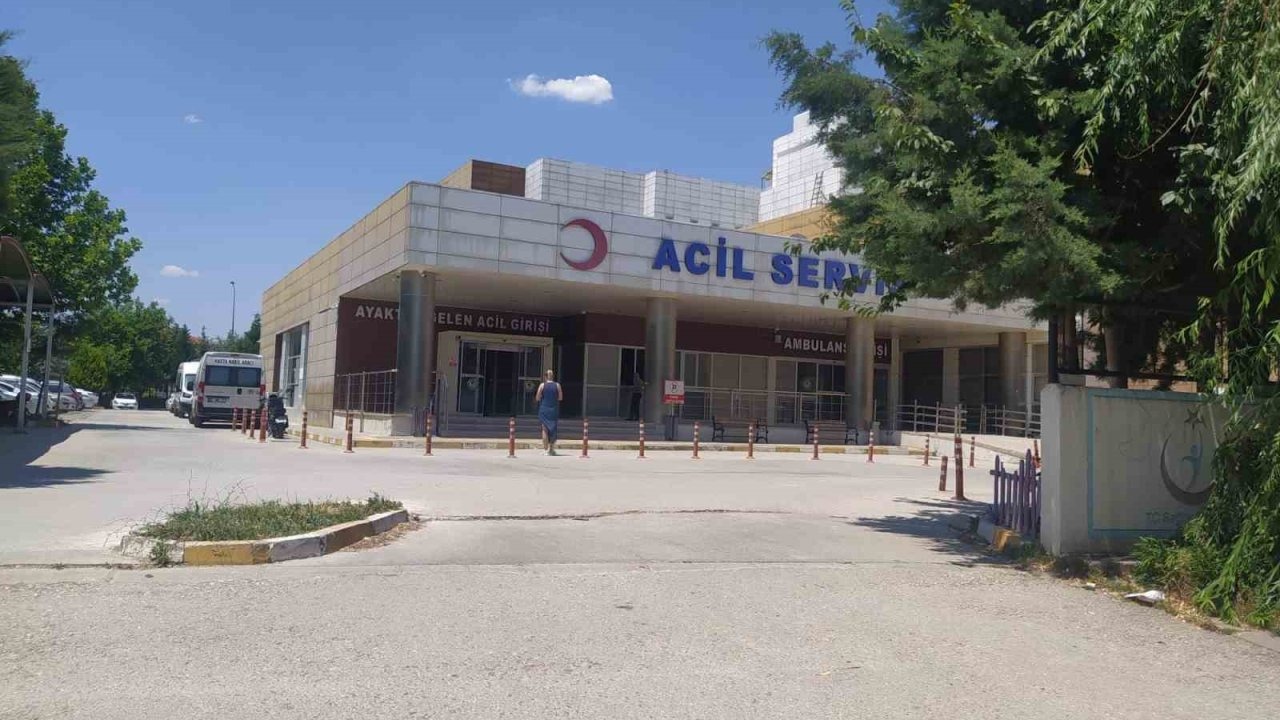 Çivril Devlet Hastanesi'nde Zehirlenme Şüphesi: 78 Personel ve Öğrenci Hastanelik Oldu