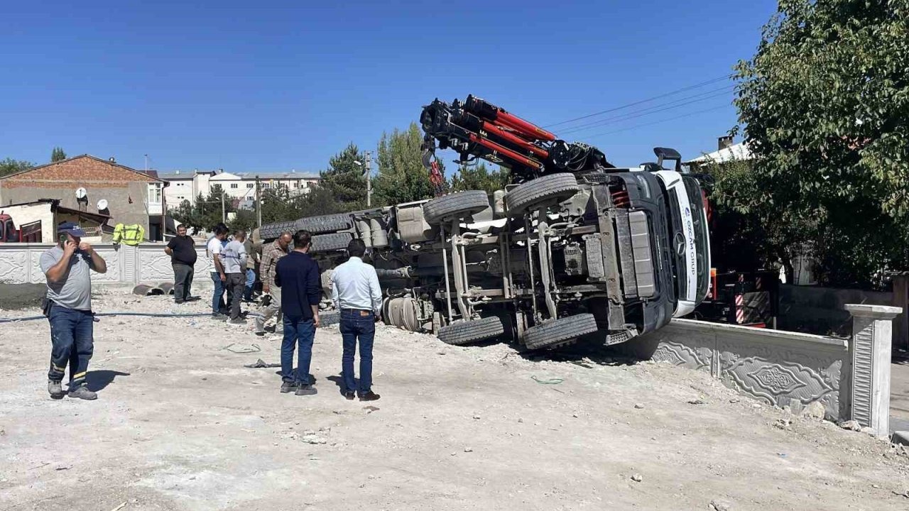 Sivas'ta Beton Mikseri İnşaat Alanında Devrildi: Sürücü  Yaralı