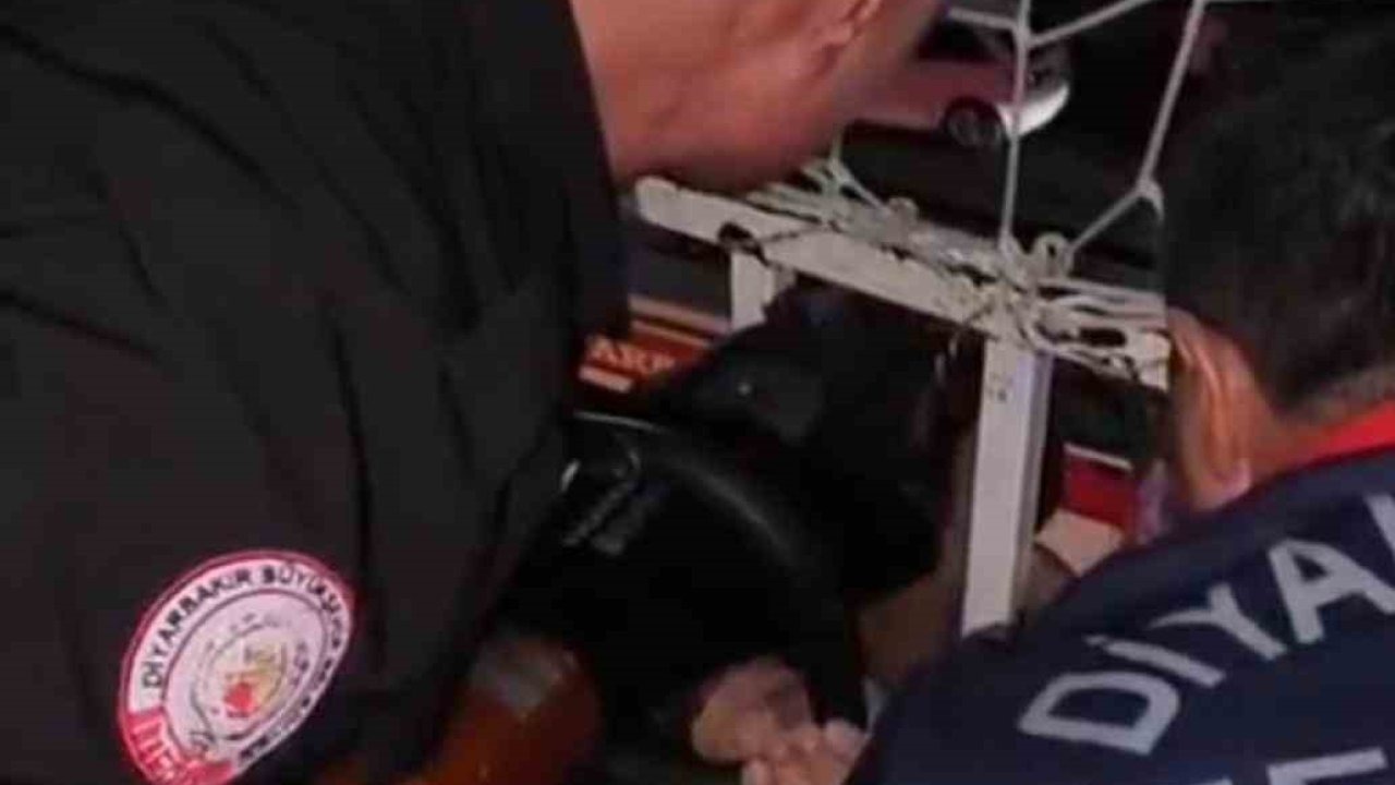 Diyarbakır Silvan'da Yürek Hoplatan Anlar: Kafası Korkuluklara Sıkışan Çocuk Kurtarıldı