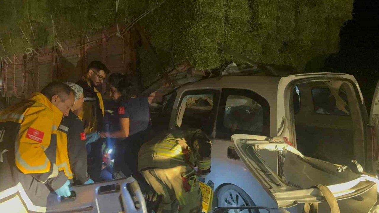 Polatlı'da Feci Kaza: Hafif Ticari Araç Kamyona Çarptı, 2 Genç Hayatını Kaybetti