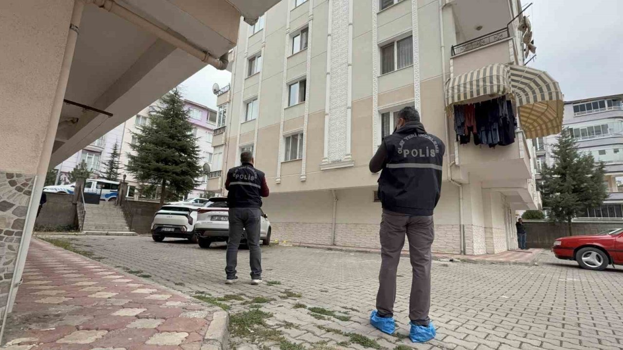 Tokat'ta Cam Silerken Dengesini Kaybeden Kadın, Park Halindeki Aracın Üzerine Düştü