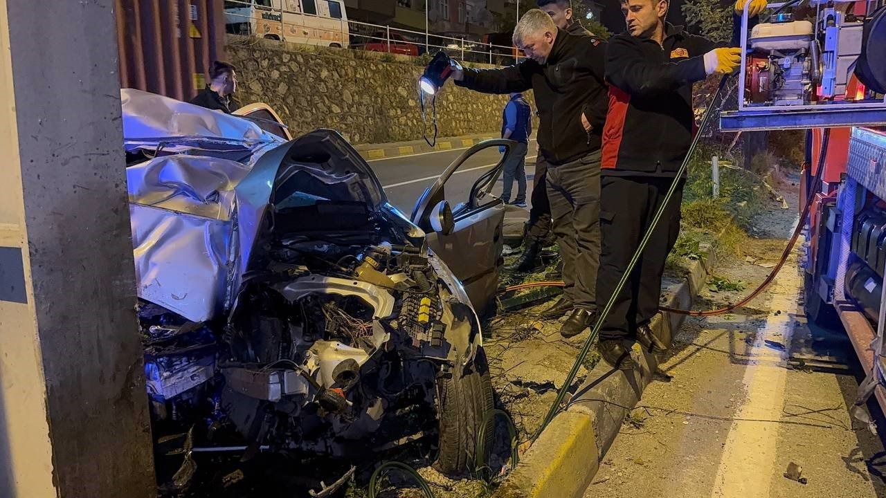 Zonguldak'ta Feci Kaza: Otomobil İkiye Katlandı, 2 Genç Hayatını Kaybetti