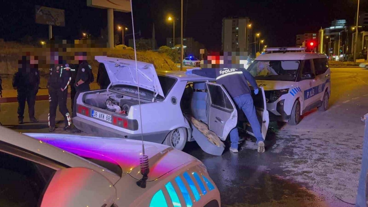 Polisin 'Dur' İhtarına Uymadı: Ekip Otosuna Çarptı, 2 Polis Yaralandı!