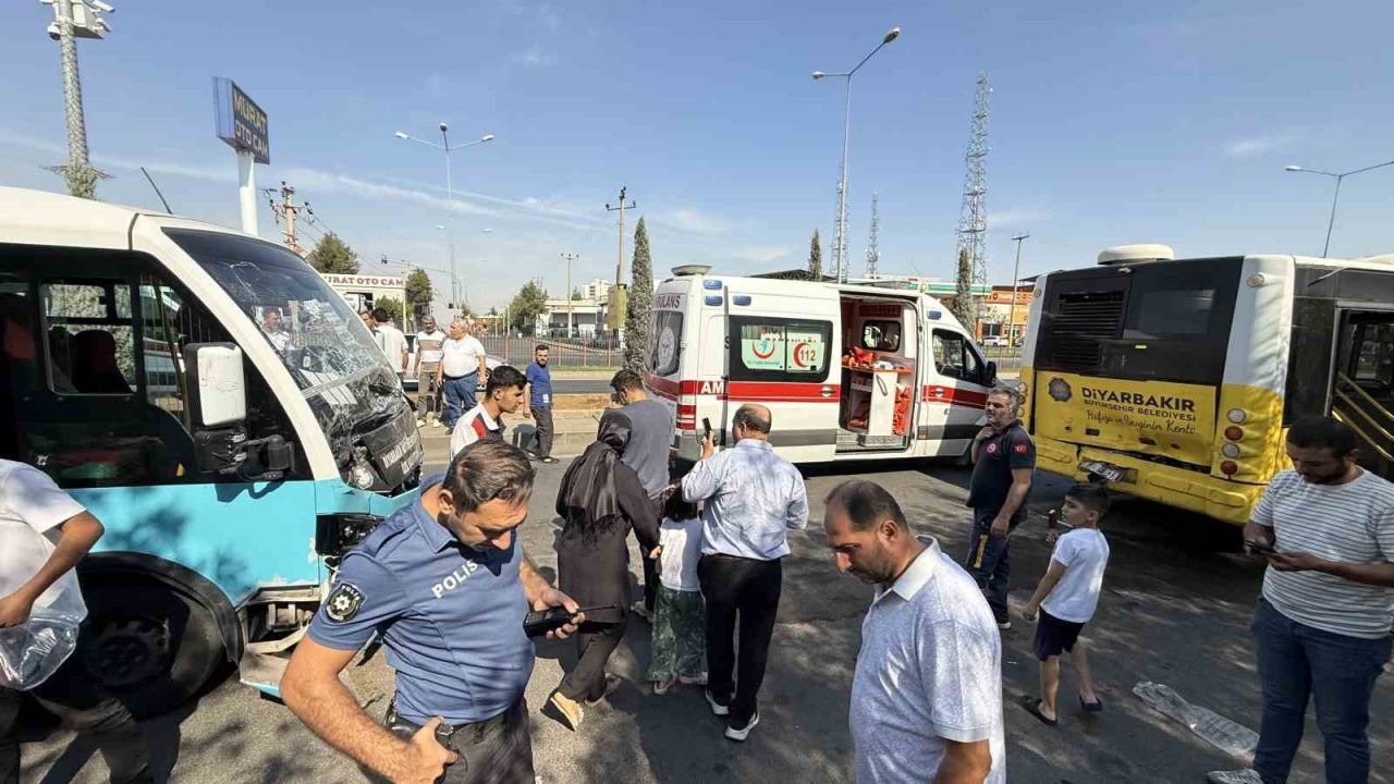 Diyarbakır'da Korkutan Kaza: Freni Patlayan Otobüs Durağa Daldı, Aralarında Çocukların Olduğu 20 Yaralı
