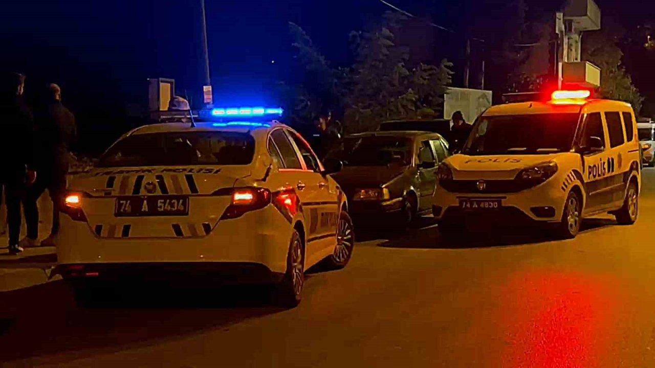 Bartın'da Polisten Kaçan Ehliyetsiz Sürücü Kovalamacayla Yakalandı