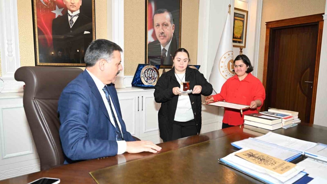 Erzurum Valiliği'nde Yürek Isıtan Uygulama: Down Sendromlu Özel Çalışanlar Göreve Başladı