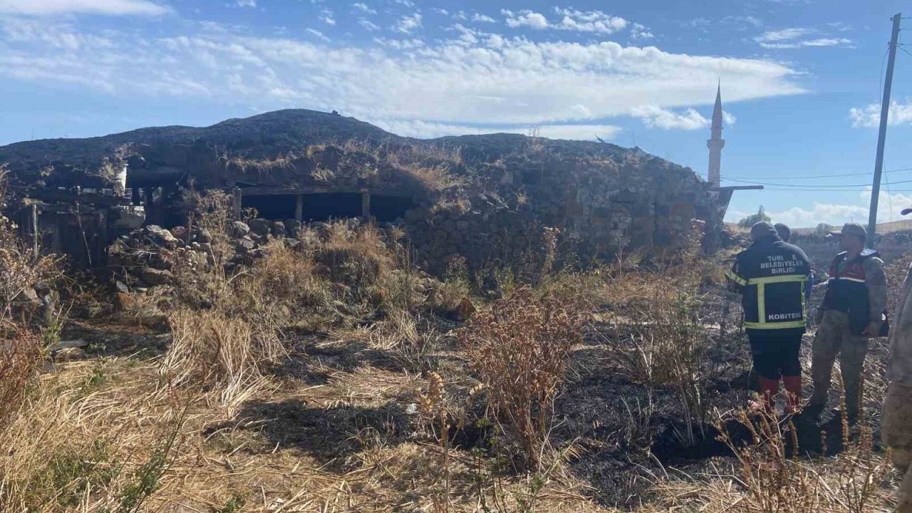 Kars'ta Metruk Binada Yangın: İtfaiye Ekipleri Söndürdü