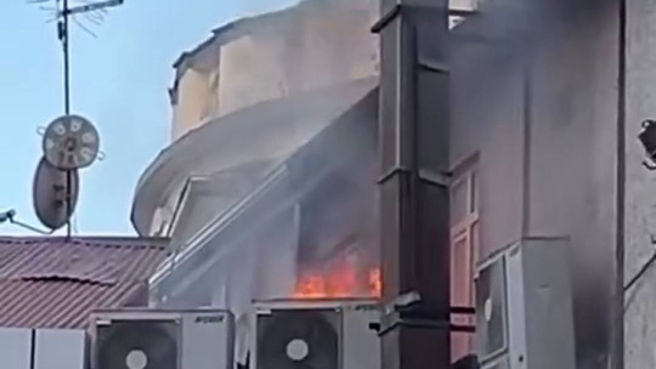 Elazığ'da İş Yerinin Çatısında Yangın: İtfaiye Ekipleri Söndürdü