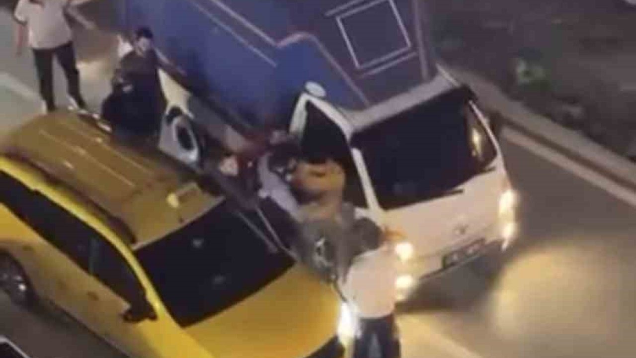 Bursa'da Trafik Tartışması Kavgaya Dönüştü: Sürücüler Yol Ortasında Kapıştı