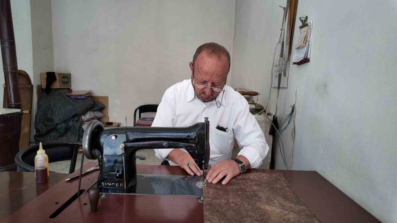 Van Erciş’in "Yaşayan Çınarı": Sevdin Karadağ 55 Yıldır Makas Sallıyor