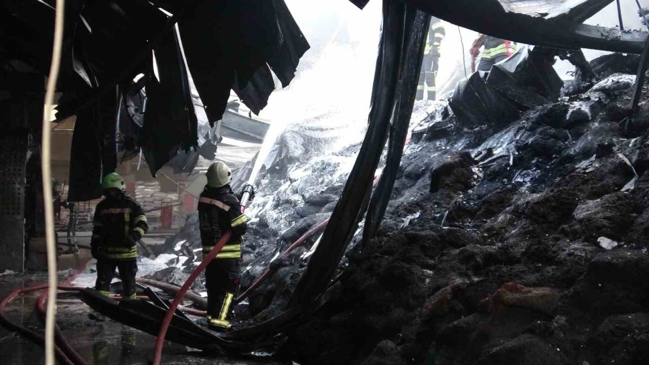 Erzurum OSB'de Terlik Hammaddesi Fabrikasında Yangın: Çatı Alevlere Teslim Oldu