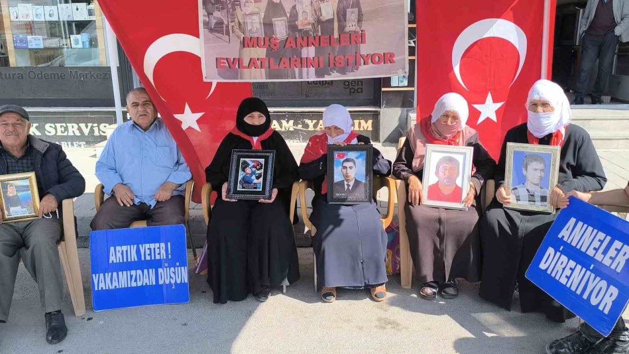 Muş'ta Evlat Nöbeti Kararlılıkla Sürüyor: Aileler DEM Parti Önünde Toplandı