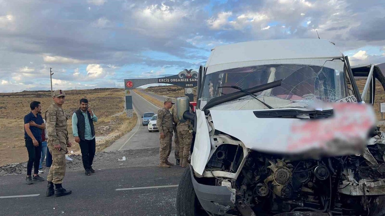 Van Erciş'te Okul Servisi ile Tır Çarpıştı: 15 Yaralı