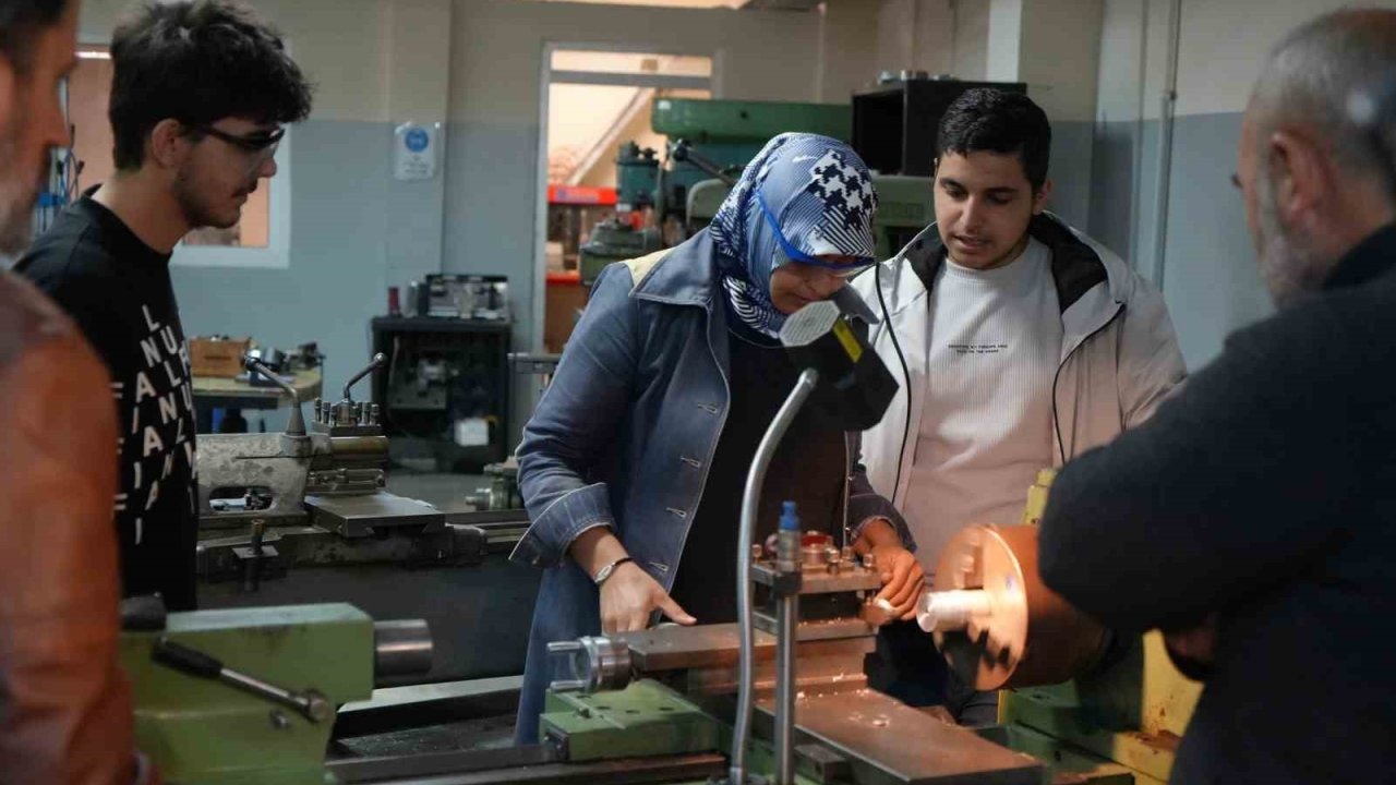 45 Yaşındaki İlknur Arslan, 30 Erkek Arasında Endüstriyel Kalıpçılık Okuyor: "Kadınlar Korkmasın"