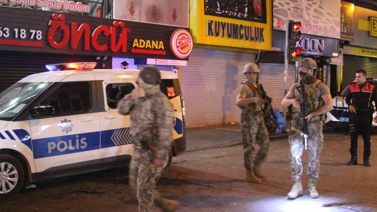 Adana'da Çay Ocağına Silahlı Saldırı: Mermiler Polis Aracına İsabet Etti, Şüpheli Yakalandı