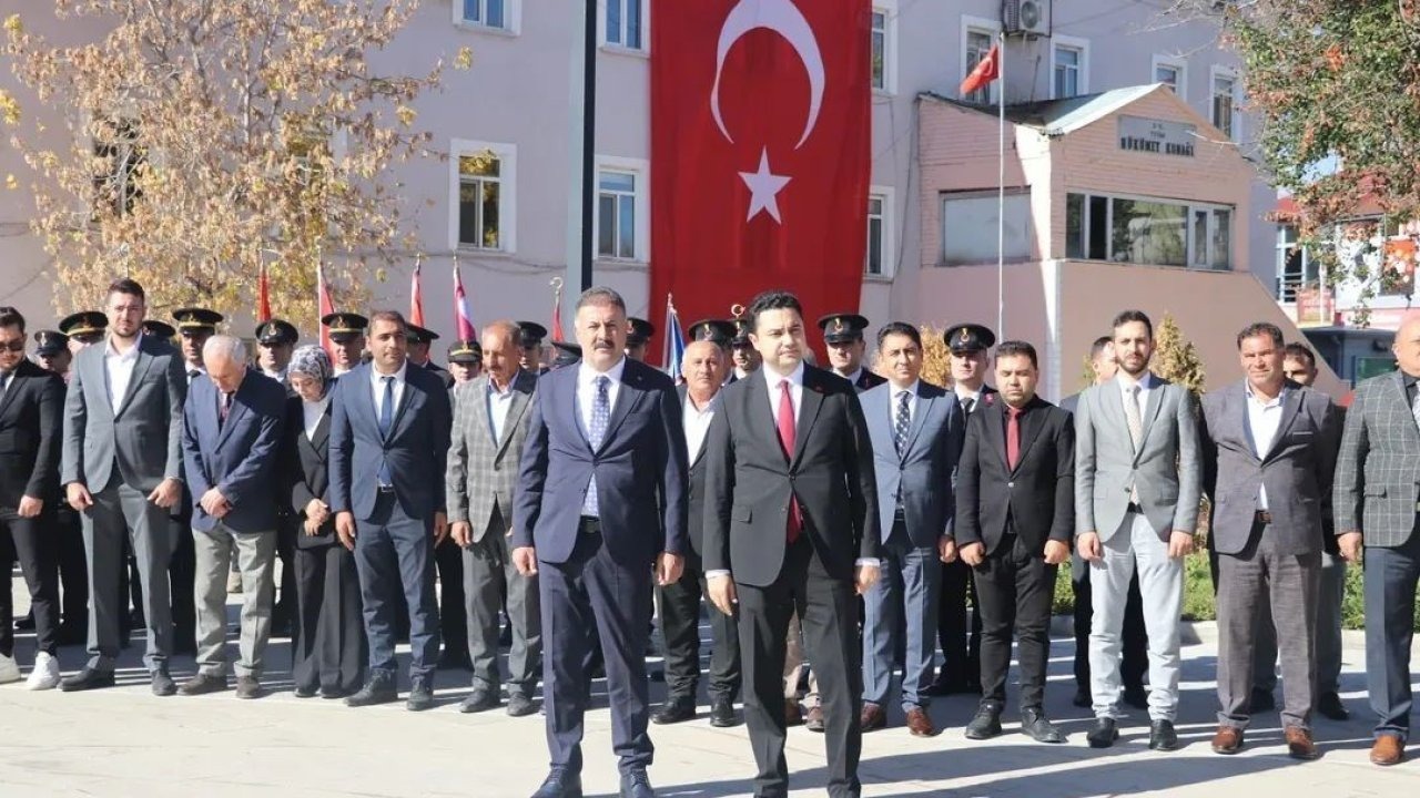 Ağrı Tutak’ta 29 Ekim Cumhuriyet Bayramı Kutlamaları Çelenk Sunma Töreniyle Başladı