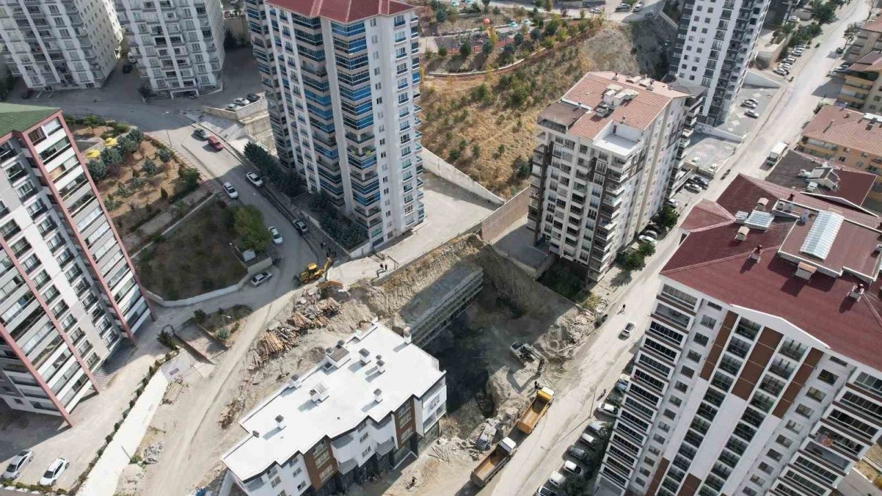 Ankara Mamak'ta İnşaat Faciası: Temel Kazısı Toprak Kaymasına Yol Açtı, 17 Katlı Bina Boşaltıldı