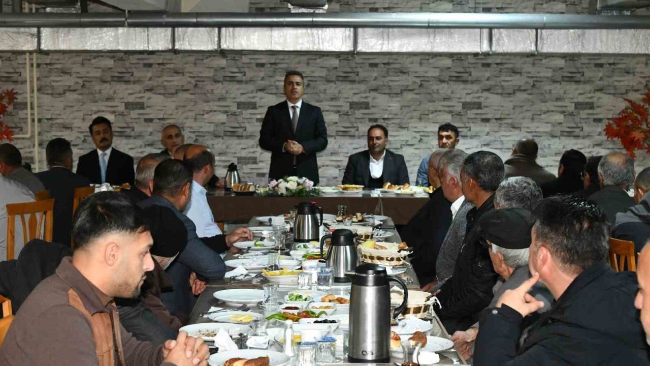 Ardahan'da Muhtarlar Günü Coşkusu: Vali Çiçek, Muhtarlarla Bir Araya Geldi