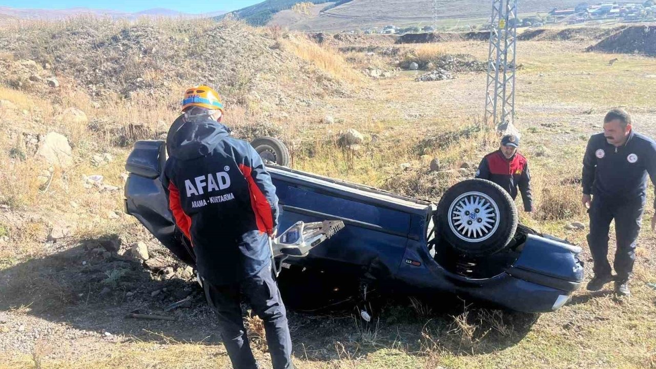 Ardahan'da Otomobil Şarampole Devrildi: 4 Yaralı