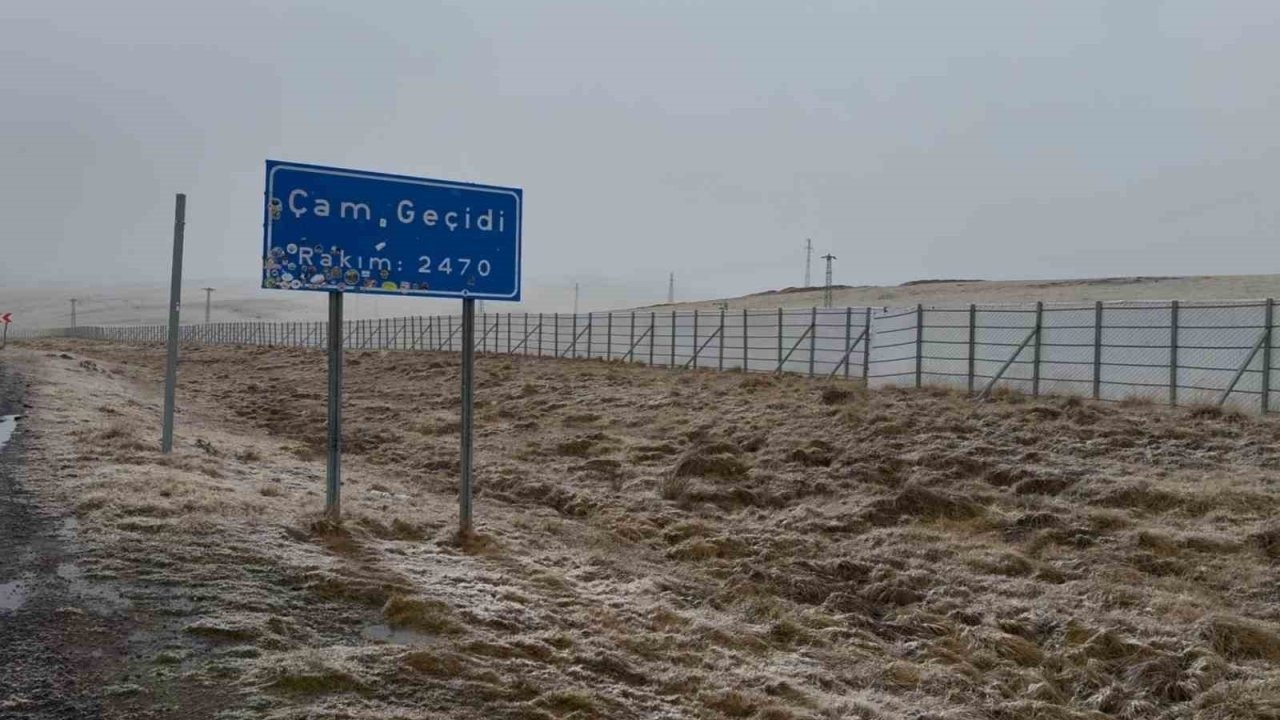 Ardahan'ı Artvin'e Bağlayan Sahara Geçidi'nde Kar ve Tipi Ulaşımı Aksattı