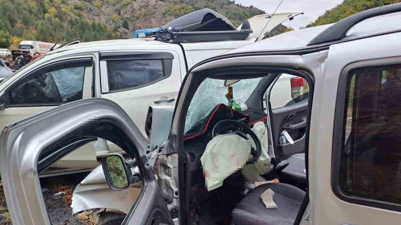 Artvin’de Zincirleme Kaza: 3 Araç Çarpıştı, 4 Kişi Yaralandı