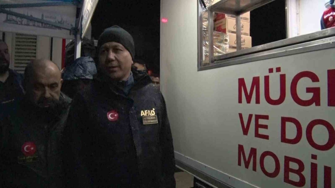 Bakan Yerlikaya, Balıkesir Sındırgı'daki 6.1 Büyüklüğündeki Deprem Sonrası Bölgeye Gitti