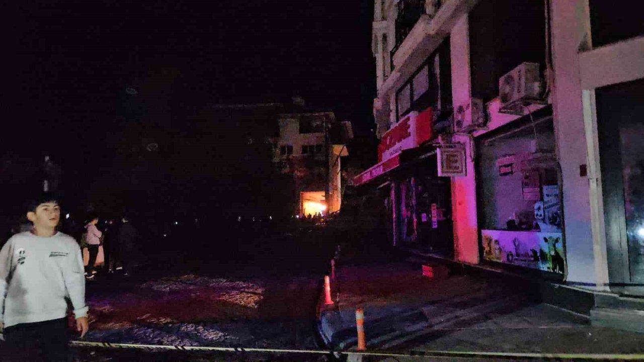 Balıkesir Sındırgı'da 6.1 Büyüklüğünde Deprem: Boşaltılmış Binalar Yıkıldı