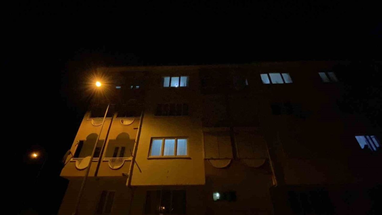 Burdur'da Korku Dolu Anlar: Evde Asma Tavan Çöktü, Çift Deprem Sandı!