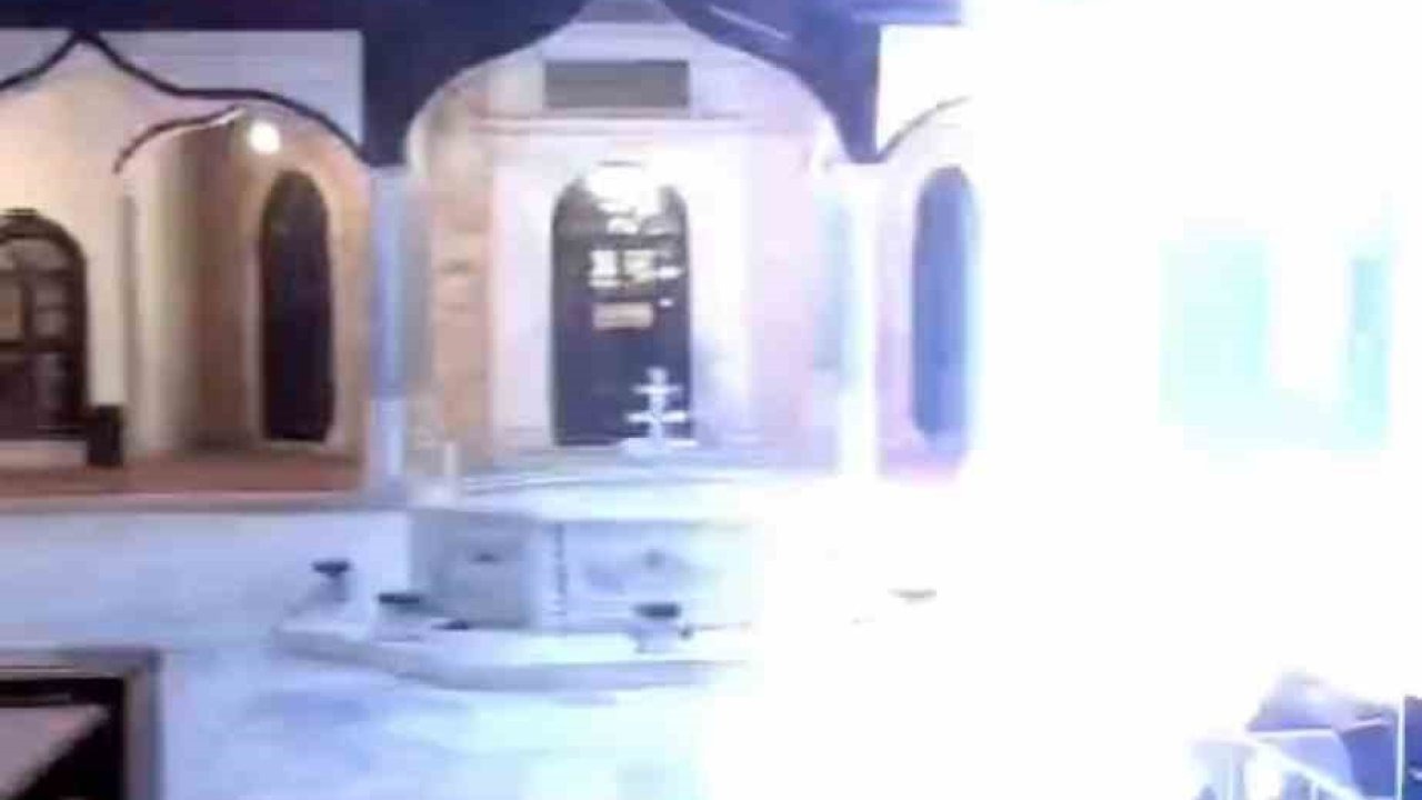 Bursa'da Tarihi Emirsultan Camii'nin Kubbesine Yıldırım Düştü: Elektrik Sistemi Devre Dışı Kaldı