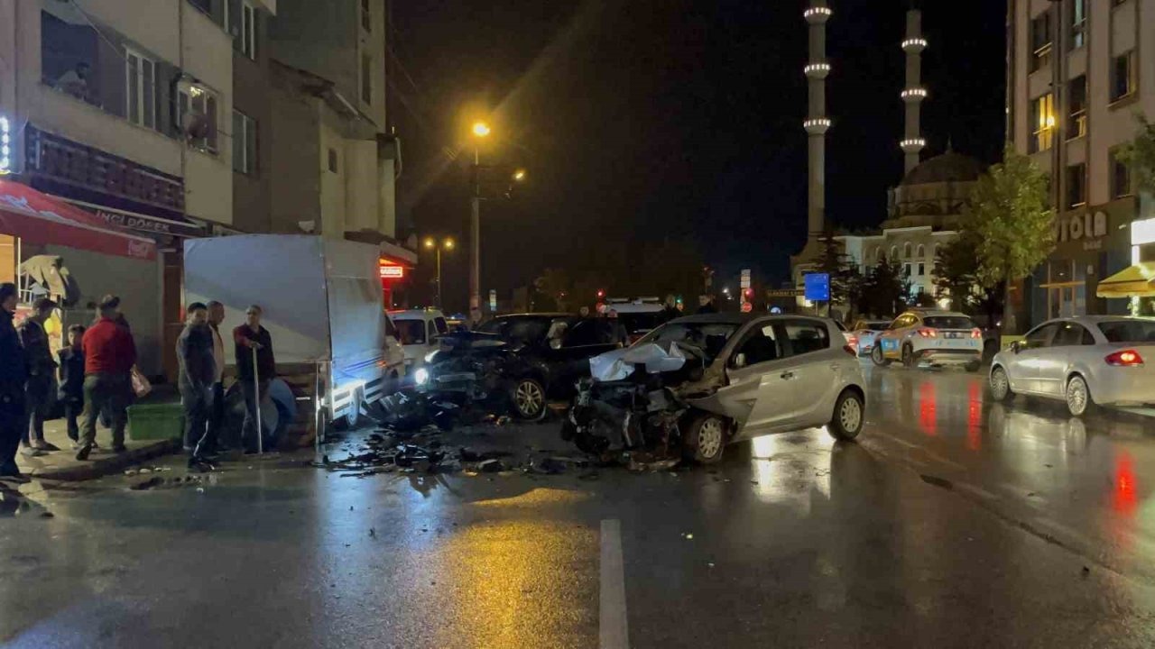 Dehşet Veren Zincirleme Kaza: Önce 3 Araca Çarptı, Sonra Ters Şeritte Kafa Kafaya Çarpışıp Kaçtı