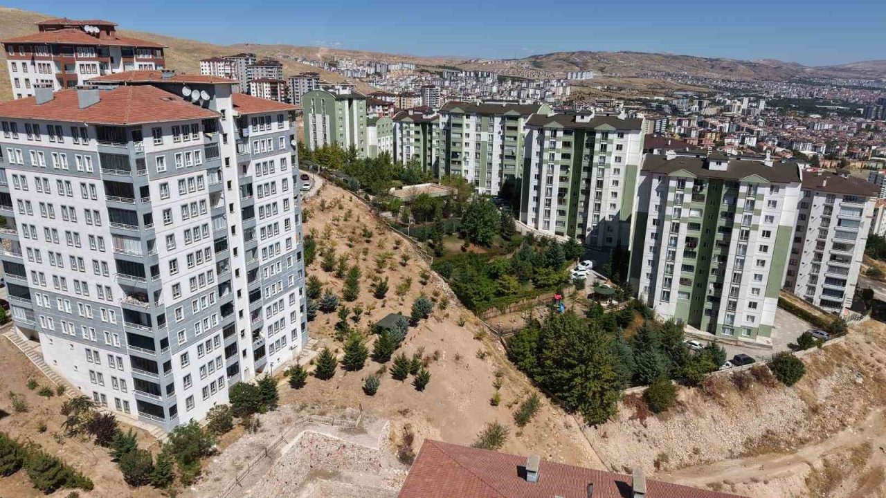 Deprem Sonrası Yıkılan Binaların Önünden Fidanları Kurtardı: Elazığ’da Köy Hayatını Yaşatan Adam