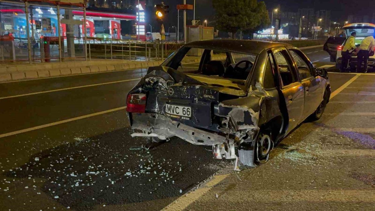 Ehliyetsiz ve Alkollü Sürücü Tramvay Durağına Çarptı: 1 Yaralı! Polise "Beni Alın Bırakmayın" Dedi