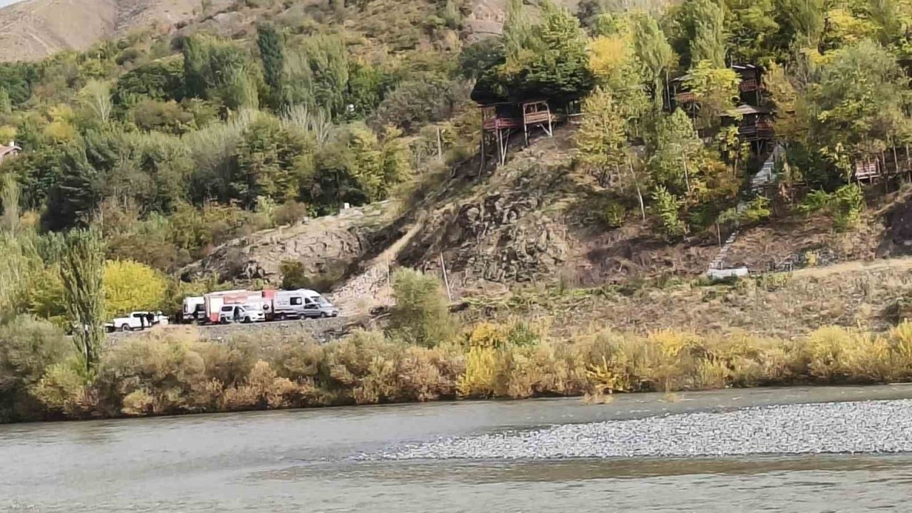 Elazığ Palu’da Son Anda Kurtarma: Baraj Kapakları Açılınca Murat Nehri Ortasında Mahsur Kalan Aile Kurtarıldı
